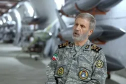 İran Genelkurmay Başkanı Emir Hatemi, yeri açıklanmayan bir İHA üretim tesisinde basına röportaj verirken (IRNA)