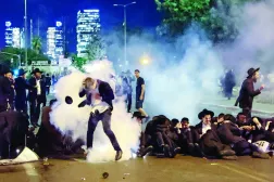 İsrail ordusuna alınmalarını protesto eden aşırı muhafazakâr İsrailliler polisle çatıştı (AFP)