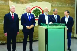 Lübnan Güçleri Partisi Genel Başkanı Semir Caca, Yusuf Recci, Joe İsa el-Huri, Joe Sıddi ve Kemal Şehade adlı bakanların arasında, Maerab’da (Arşiv – Lübnan Güçleri Partisi Basın Birimi)