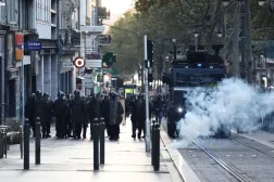 Fransa’nın sahil kenti Marsilya’da yaşanan çatışmalardan bir görüntü... Fotoğrafta, protestolardaki şiddet olaylarına müdahale etmek üzere donatılmış Jandarma’ya ait “Centaur” zırhlı aracı. (Arşiv- AFP)