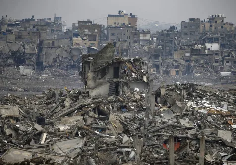 منطقة مدمَّرة بسبب الحرب في شمال مدينة غزة (إ.ب.أ)