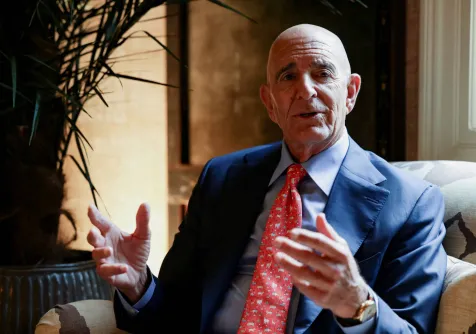 السفير الأميركي لدى تركيا والمبعوث الخاص لسوريا توماس باراك خلال مقابلة مع وكالة «رويترز» في بيروت - لبنان - 22 يوليو 2025 (رويترز)