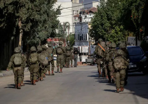 جنود إسرائيليون خلال عملية في بلدة القلقيلة في الضفة الغربية الخميس (د.ب.أ)