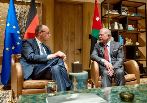 ملك الأردن عبد الله الثاني خلال اجتماعه مع المستشار الألماني فريدريش ميرتس (الديوان الملكي الأردني)