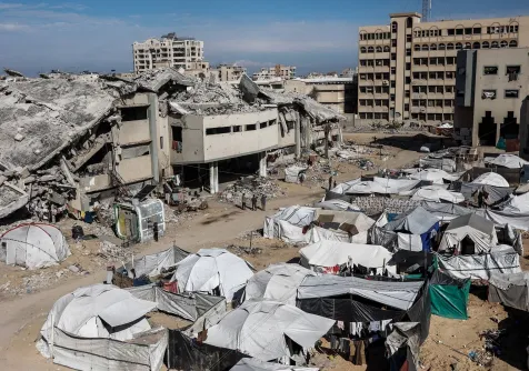 منظر عام لمخيم للنازحين الفلسطينيين في الجامعة الإسلامية بمدينة غزة (أ.ف.ب)