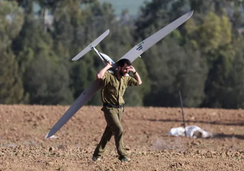 جندي إسرائيلي يطلق مُسيّرة إسرائيلية فوق قطاع غزة من جنوب إسرائيل 6 ديسمبر 2023 (أ.ف.ب)