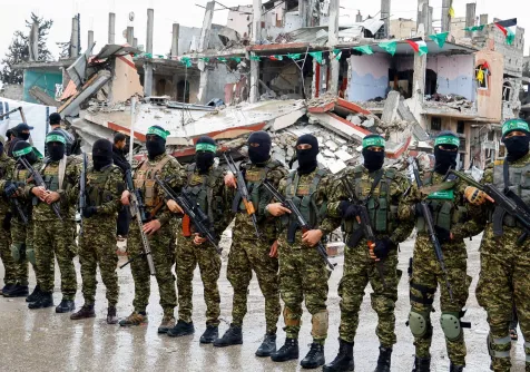 عناصر من «كتائب القسام» التابعة لحركة «حماس» في رفح جنوب غزة (أرشيفية - رويترز)