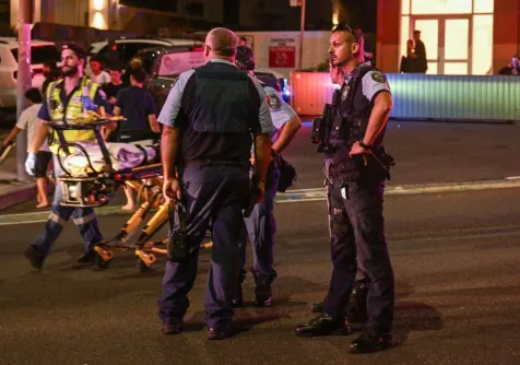 رجال شرطة بعد حادث إطلاق نار في شاطئ بوندي بمدينة سيدني الأسترالية يوم الأحد (أ.ف.ب)