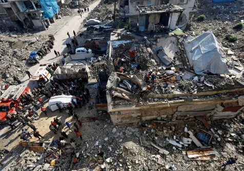 فلسطينيون يبحثون عن ضحايا وسط أنقاض منزل انهار الثلاثاء بعدما كان قد دمره القصف الإسرائيلي جزئياً خلال الحرب في مخيم الشاطئ بمدينة غزة (رويترز)