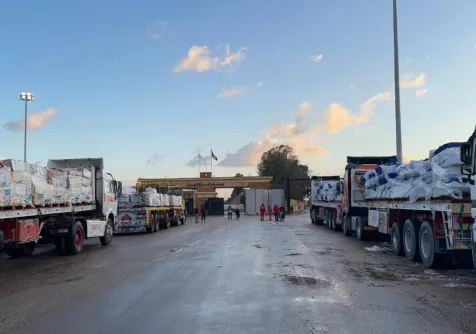 مساعدات مصرية تتكدس أمام معبر رفح بانتظار السماح بدخولها إلى قطاع غزة (الهلال الأحمر المصري)