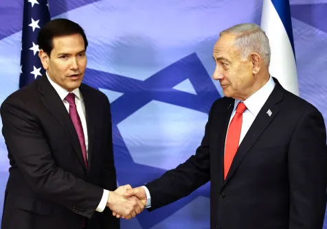 رئيس الوزراء الإسرائيلي بنيامين نتنياهو يصافح وزير الخارجية الأميركي ماركو روبيو بالقدس 23 أكتوبر 2025 (رويترز)