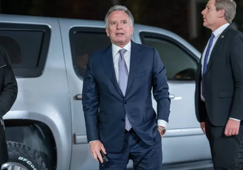 ستيف ويتكوف المبعوث الخاص للرئيس الأميركي دونالد ترمب لدى وصوله إلى مبنى المستشارية في برلين (د.ب.أ)