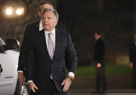 ستيف ويتكوف المبعوث الخاص للرئيس دونالد ترمب في دار المستشارية في برلين (إ.ب.أ)