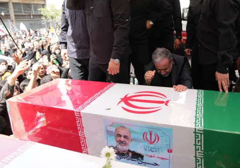 وزير الخارجية الإيراني عباس عراقجي يبكي على نعش قائد «الحرس الثوري» حسين سلامي خلال تشييع عسكريين كبار قتلوا في الضربات الإسرائيلية في طهران يوم 28 يونيو الماضي (أرشيفية- أ.ف.ب)