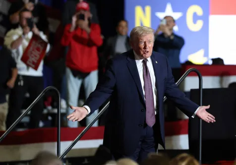 الرئيس دونالد ترمب متحدثاً في تجمع حاشد في مركز روكي ماونت (كارولينا الشمالية) يوم 19 ديسمبر عن خططه لخفض تكلفة السلع الأساسية (أ.ف.ب)