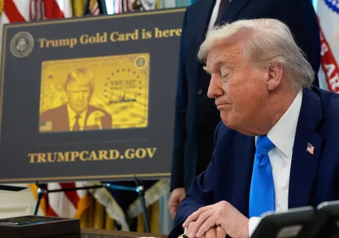 الرئيس الأميركي دونالد ترمب وبجواره ملصق يُظهر بطاقة ترمب الذهبية في المكتب البيضاوي بالبيت الأبيض 19 سبتمبر 2025 (أ.ب)