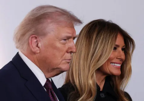 الرئيس الأميركي دونالد ترمب مع زوجته ميلانيا خلال العرض الأول للوثائقي الخاص بها بعنوان «ميلانيا» (رويترز)