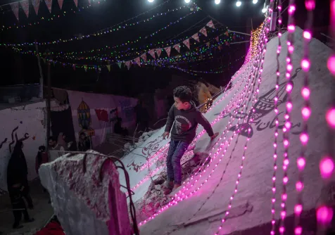 أنوار تتلألأ وأطفال يلهون في خان يونس بغزة قبل ساعات من استقبال شهر رمضان الكريم (إ.ب.أ)