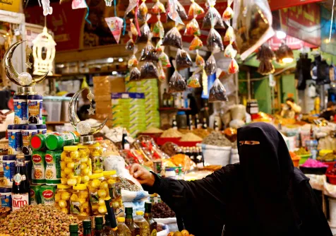 فلسطينية تشتري سلعاً استعداداً لشهر رمضان في مدينة غزة يوم الثلاثاء (رويترز)