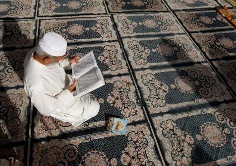 رجل يصلي في مسجد خلال شهر رمضان (رويترز)
