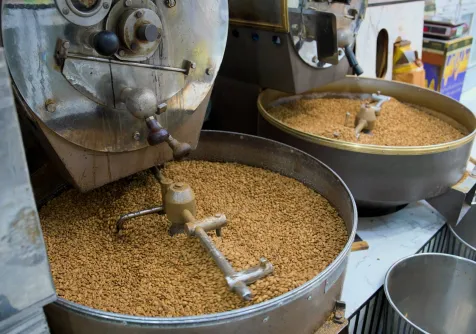 تحميص القهوة السعودية في أحد المحال المتخصصة في أسواق العويس (تصوير: تركي العقيلي)