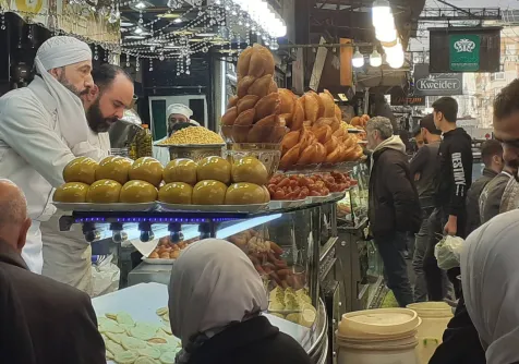 محل متخصص لبيع عجينة القطايف والقشدة في رمضان بدمشق (الشرق الأوسط)