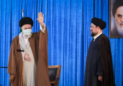 خامنئي يلوح بيده لأنصاره ويقف إلى جانبه حسن الخميني في طهران اليوم (موقع المرشد)