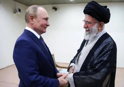 الرئيس الروسي فلاديمير بوتين والمرشد الإيراني الراحل علي خامنئي في طهران عام 2022 (أ.ف.ب)