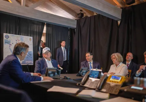 ترمب وهو يتابع مجريات عملية «ملحمة الغضب» ضد إيران مع مدير الـ«سي آي إيه» جون راتكليف بحضور وزير الخارجية ماركو روبيو ورئيسة موظفي البيت الأبيض سوزي وايلز في مارالاغو صباح السبت (أ.ب)