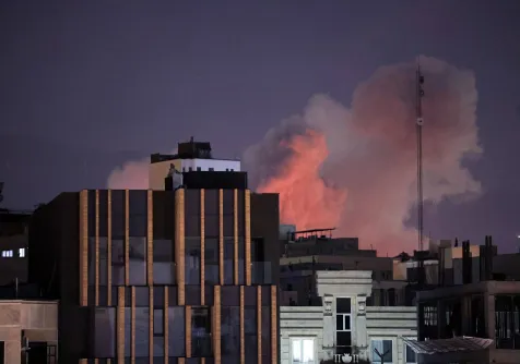 تصاعد الدخان خلف المباني بعد انفجار وقع في اليوم الثاني على التوالي من الضربات التي شنتها الولايات المتحدة وإسرائيل في طهران (إ.ب.أ)