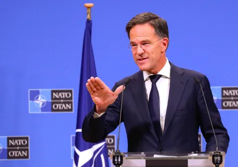 الأمين العام لحلف «ناتو» مارك روته أثناء حديثه مع وسائل الإعلام في مقر الحلف في بروكسل 1 أكتوبر 2024 (أ.ف.ب)