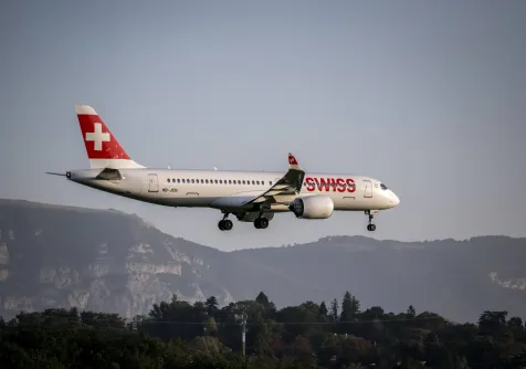 طائرة تابعة للخطوط الجوية السويسرية الدولية تهبط في مطار جنيف (أ.ف.ب - أرشيفية) 