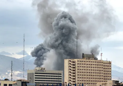 عمود من الدخان يتصاعد بعد هجوم في طهران (أ.ب) 