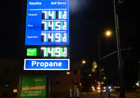 لافتةٌ تُبيّن أسعار البنزين الحالية في محطة وقود بمدينة لوس أنجلوس (أ.ف.ب)