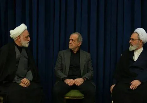 الرئيس الإيراني مسعود بزشكيان يحضر مجلس القيادة مع رئيس السلطة القضائية غلام حسين محسني إجئي وعلي رضا أعرافي عضو مجلس صيانة الدستور (الرئاسة الإيرانية)