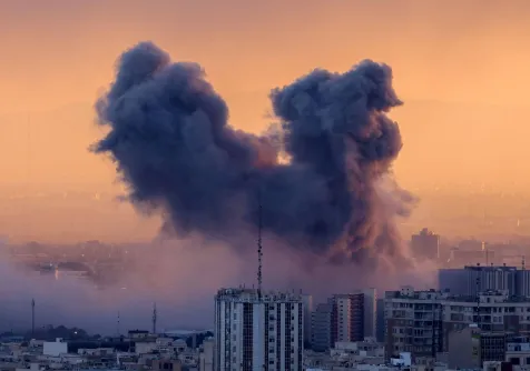 الدخان يتصاعد يوم الثلاثاء فوق مبانٍ في طهران بعد غارات أميركية - إسرائيلية (أ.ف.ب)