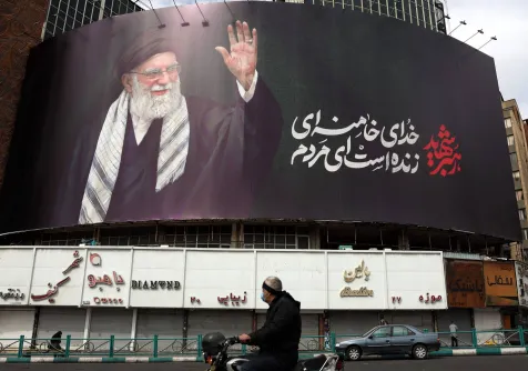 لوحة تحمل صورة المرشد الإيراني علي خامنئي في ميدان ولي عصر وسط طهران 2 مارس 2026 (أ.ف.ب)