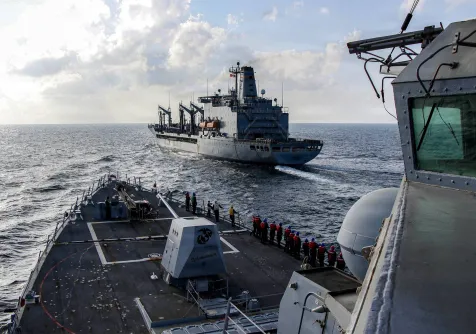 مدمّرة أميركية تبحر بجانب ناقلة خلال عملية تموين في بحر العرب - 18 فبراير 2026 (أ.ف.ب)
