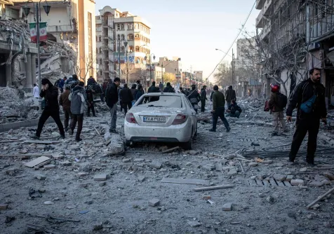 مواطنون وعمال إنقاذ بإيران يبحثون عن ضحايا بعد غارة سابقة على مبنى في طهران (أ.ف.ب)