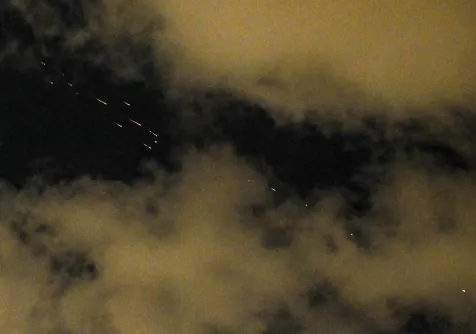 صاروخ إيراني مزوّد بذخائر عنقودية يتجه نحو إسرائيل اليوم (رويترز)
