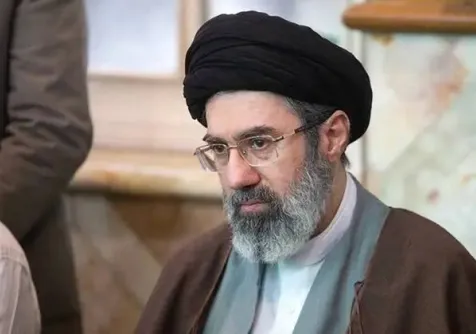 المرشد الإيراني الجديد مجتبى خامنئي يشارك على هامش مجلس عزاء في طهران (أرشيفية - تسنيم)