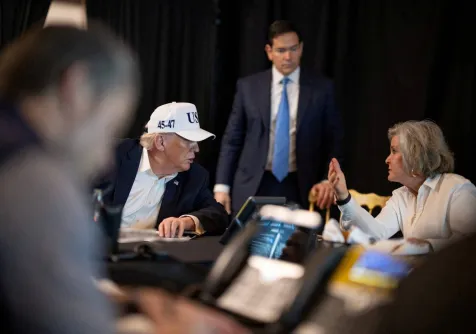 كبيرة موظفي البيت الأبيض سوزي وايلز تتحدث إلى الرئيس دونالد ترمب ووزير الخارجية ماركو روبيو يستمع (رويترز)