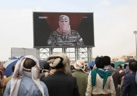 يمنيون يتابعون كلمة لـ«أبو عبيدة» المتحدث باسم «كتائب القسام» الذي أعلنت إسرائيل اغتياله في أغسطس 2024 (أرشيفية - إ.ب.أ)