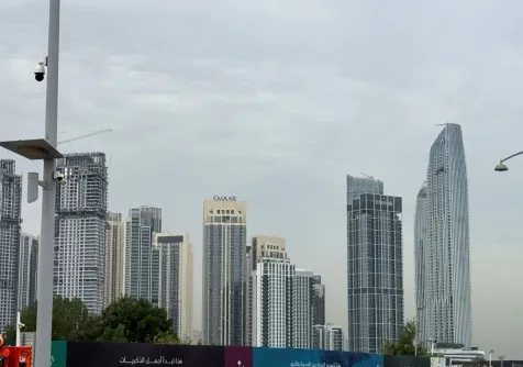 مبنى متضرر بالقرب من خور دبي بعد سقوط طائرة مسيرة عليه في دبي في 12 مارس الحالي (رويترز)