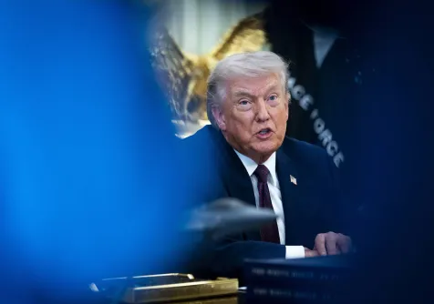 ترمب يدلي بتصريحات في أثناء توقيعه أمراً تنفيذياً في البيت الأبيض (نيويورك تايمز)