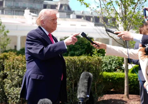 الرئيس الأميركي دونالد ترمب يتحدث في حديقة البيت الأبيض (أ.ب)