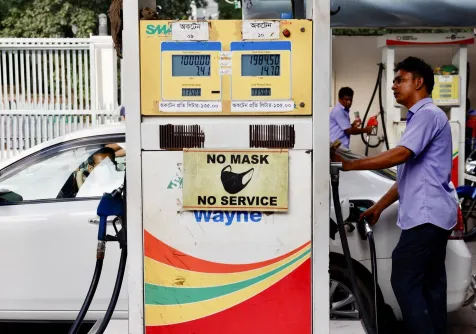 عامل يزوِّد سيارة بالوقود في إحدى المحطات ببنغلاديش (إكس)