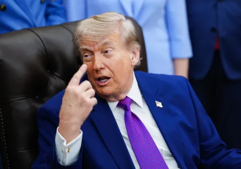 الرئيس الأميركي دونالد ترمب يصف الرد الإيراني بالسخيف خلال إجابته على أسئلة الصحافيين بالبيت الأبيض ظهر الاثنين (إ.ب.أ)