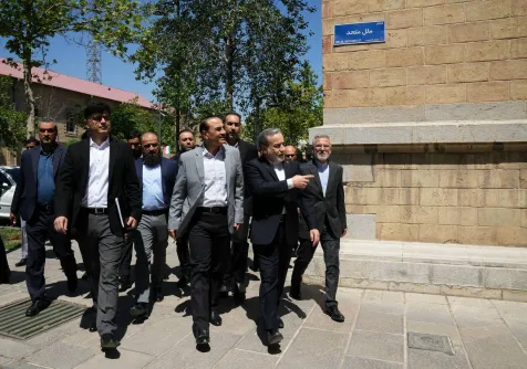 وزير الخارجية الإيراني عباس عراقجي يرافق المشير عاصم منير في جولة بميدان مشق وسط طهران قبيل مغادرته إيران (الخارجية الإيرانية)