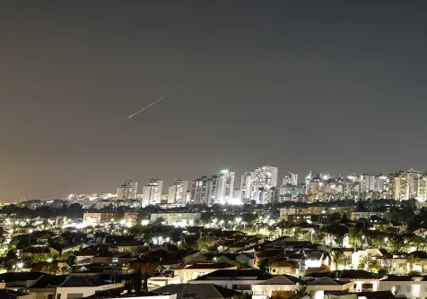 ضربات صاروخية إيرانية على إسرائيل مساء أمس الأحد (رويترز)